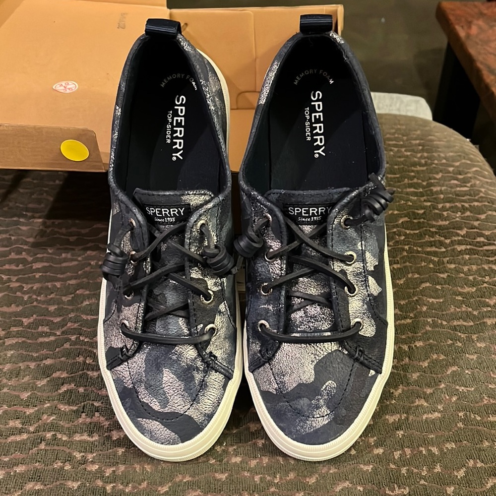Sperry Crest Vibe Camo Navy Leather Sneaker Size 9. Brand New in Box